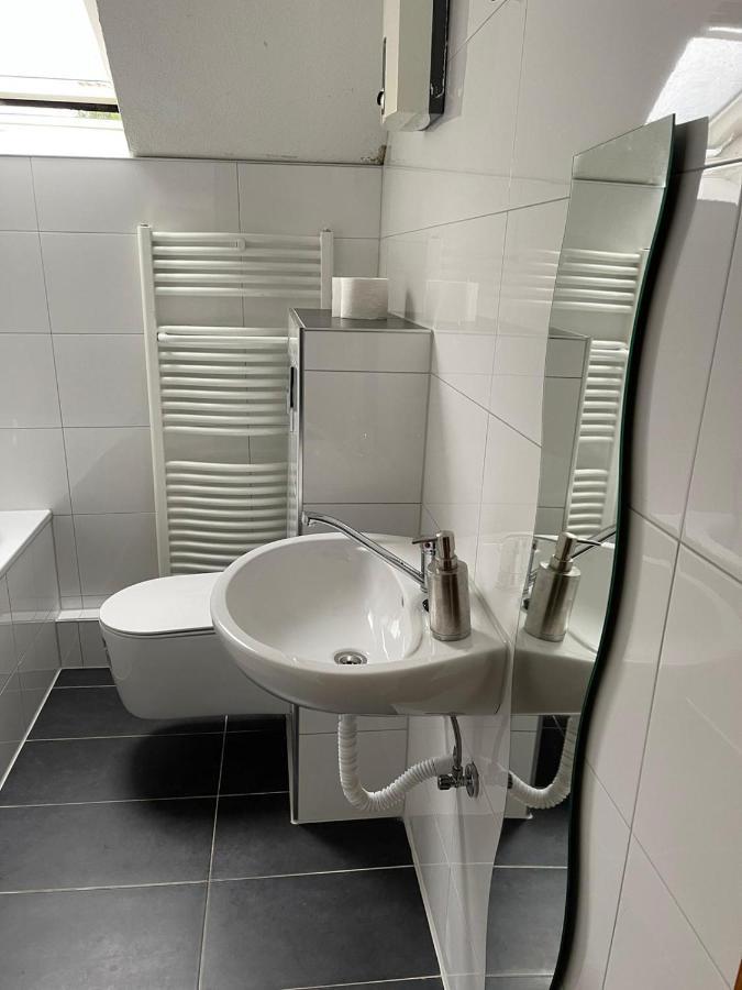 Apartment Bis Zu 8 Einzelbetten Stellplatz Wifi Essen Exterior photo